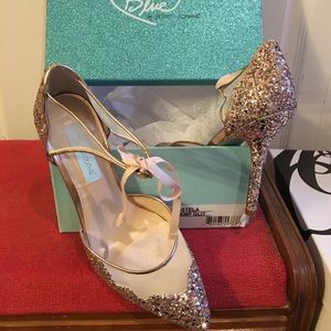 Champagne Betsy Johnson / shades pinkish